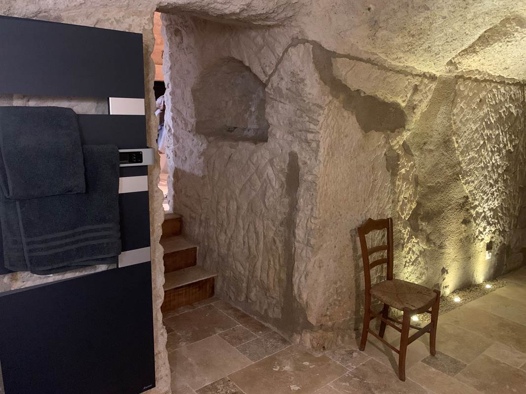 salle-de-bain-troglodyte-gite-couple-chinon-touraine-gallery