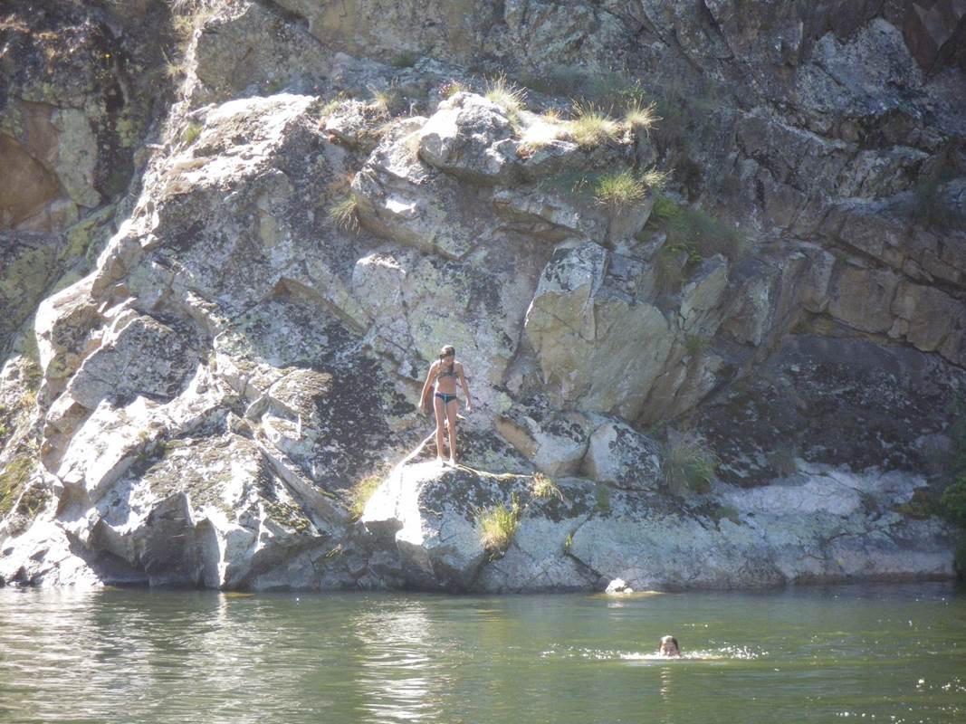 Le plongeoir naturel face à la plage-gallery