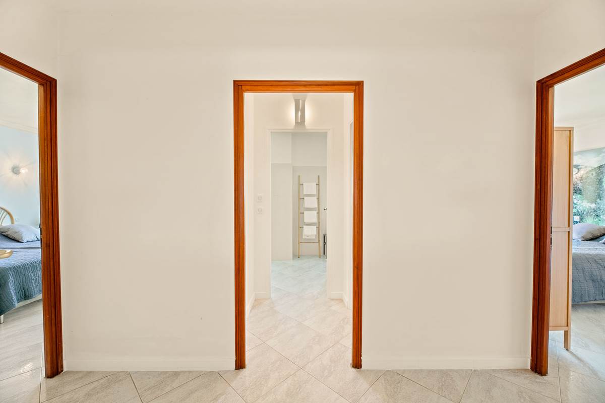 Sas de la suite donnant sur 2 chambres et une salle de bain-gallery