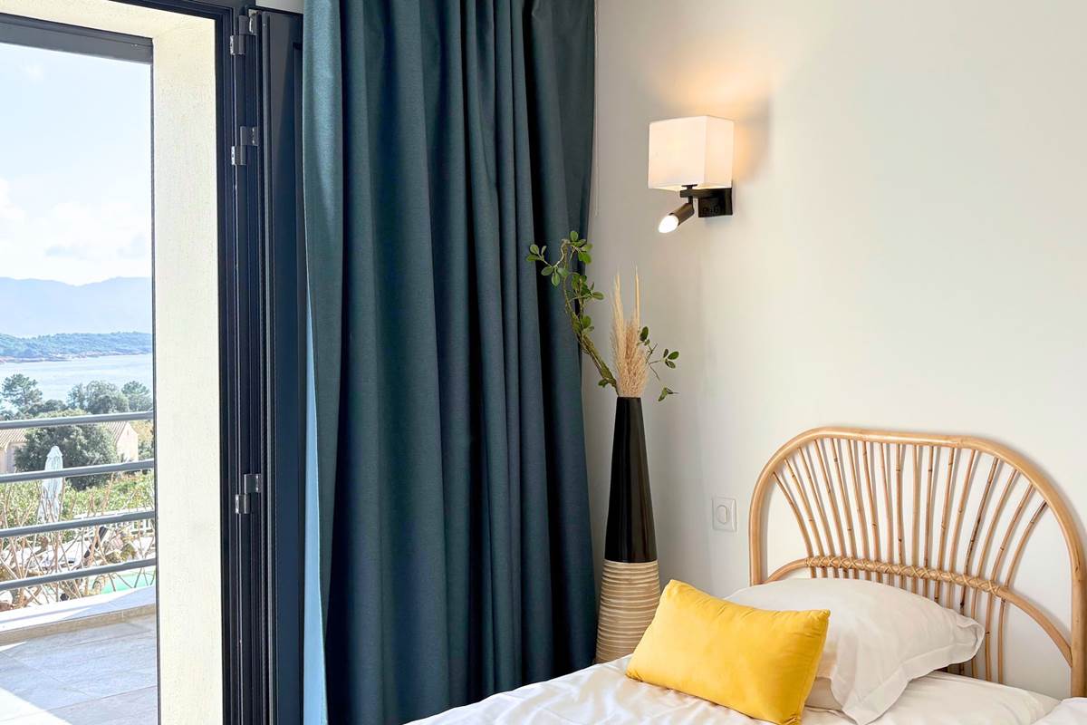 Chambre enfants donnant sur une grande terrasse vue mer-gallery