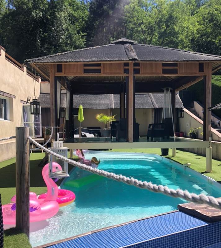 Piscine et transat, ilot polynésien-gallery