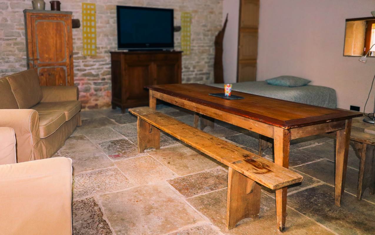 Pièce à vivre avec grande table-gallery