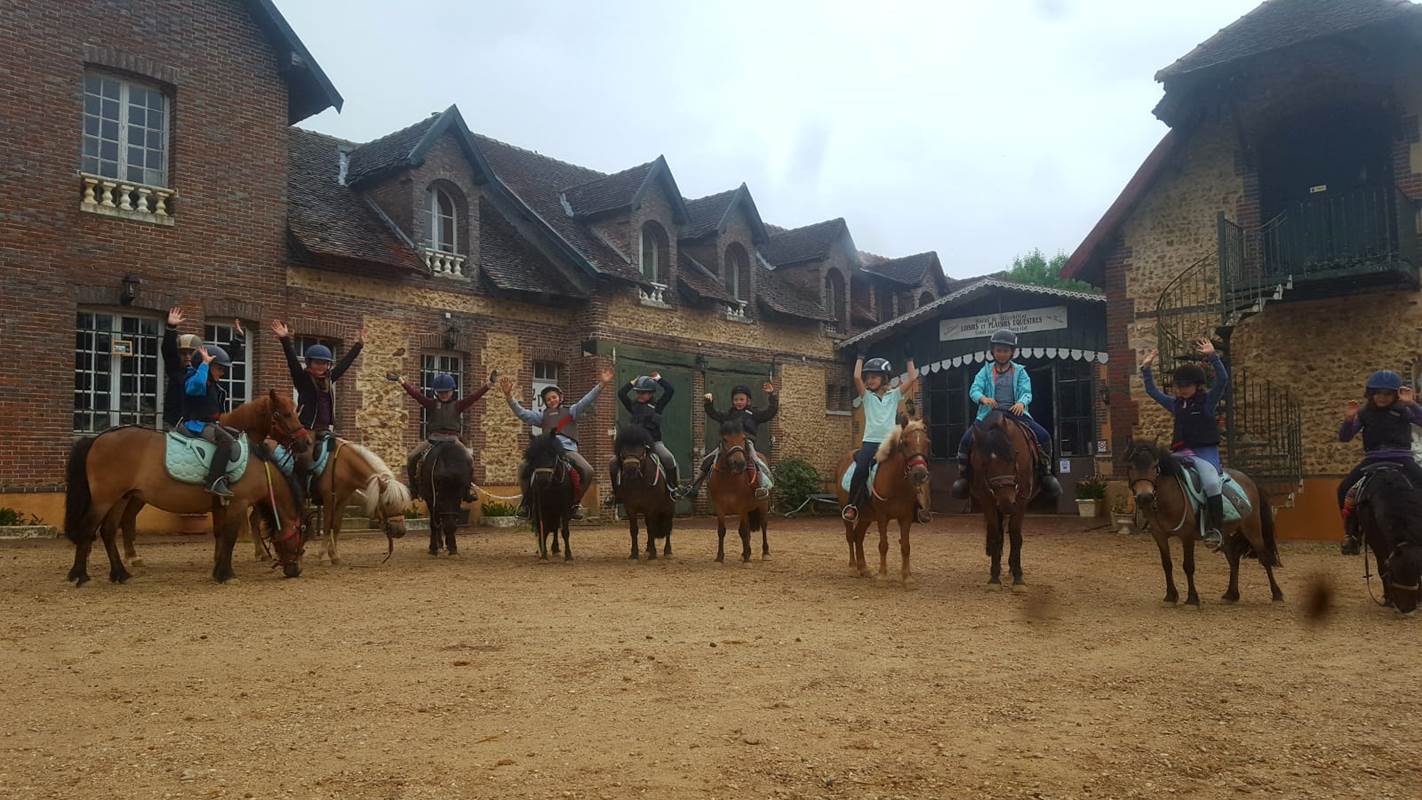 A CHEVAL DEVANT ECURIE