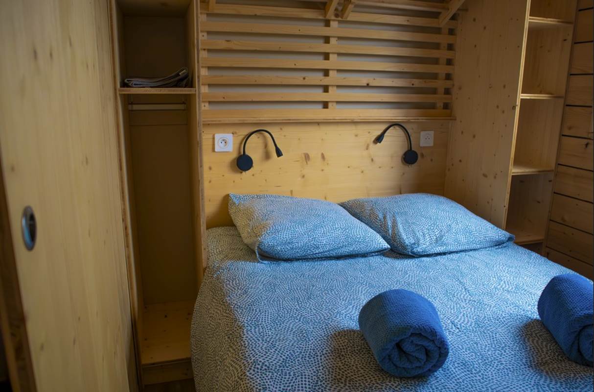 Chambre avec lit double-gallery