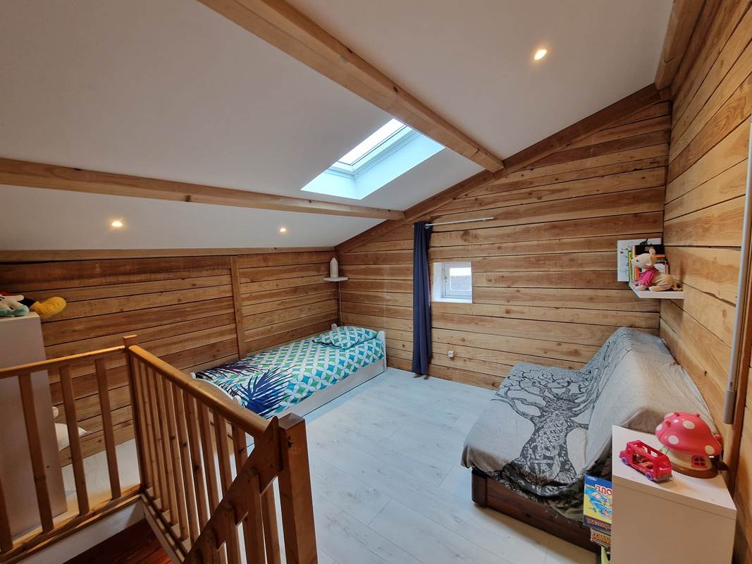 chambre 2 mansardée avec lit 1 place et canapé lit 2 places-gallery