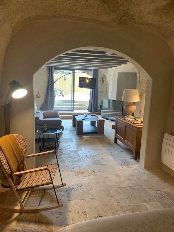 salon-troglodyte-ecran-plat-gite-couple-chinon-touraine-gallery
