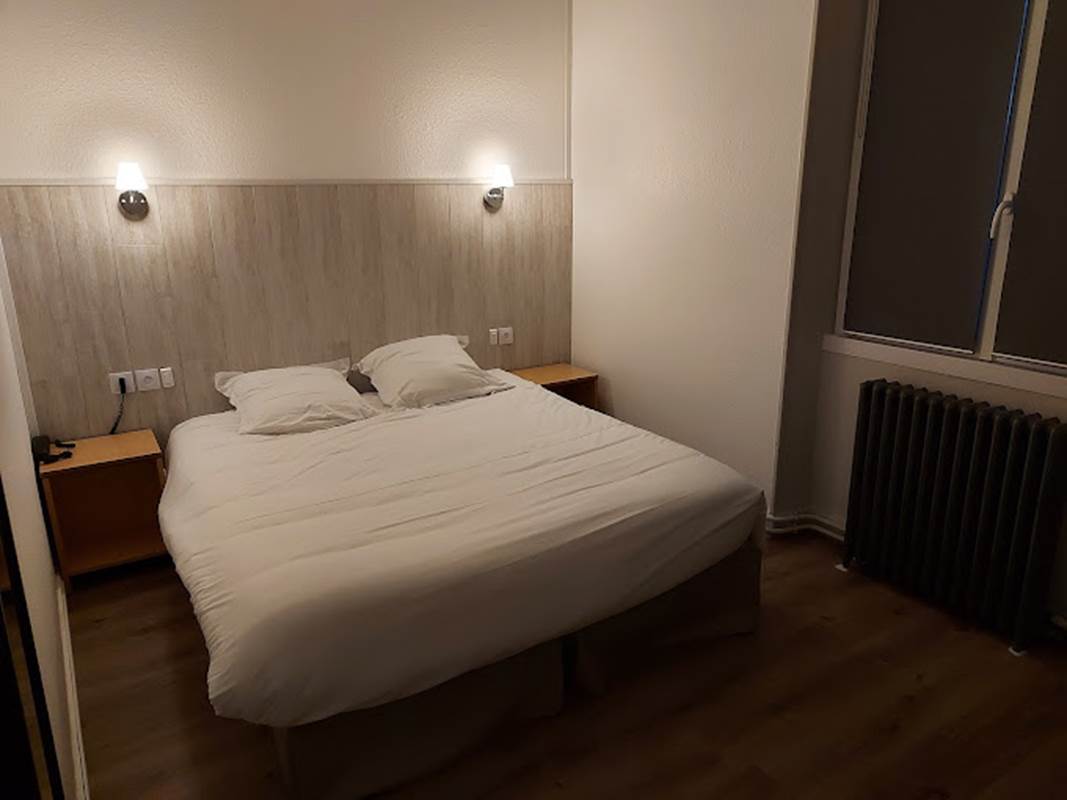 HÔTEL-RESTAURANT-LE-CHEVAL-BLANC-lit-double-gallery