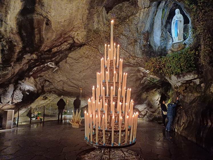 La grotte de Massabielle de nuit