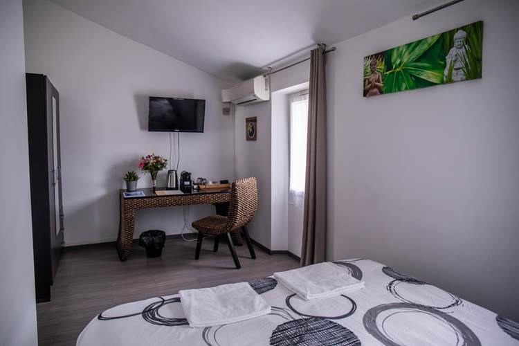 Chambre 2 Bureau et TV