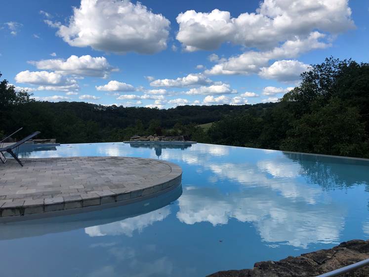 Piscine en fin de journée