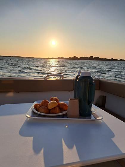 merzen croisière privative golfe du morbihan petit déjeuner devant lever de soleil