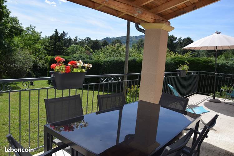 terrasse gîte Cerisiers ombre bleue du figuier gîtes et chambres d'hôtes avec piscine ardèche