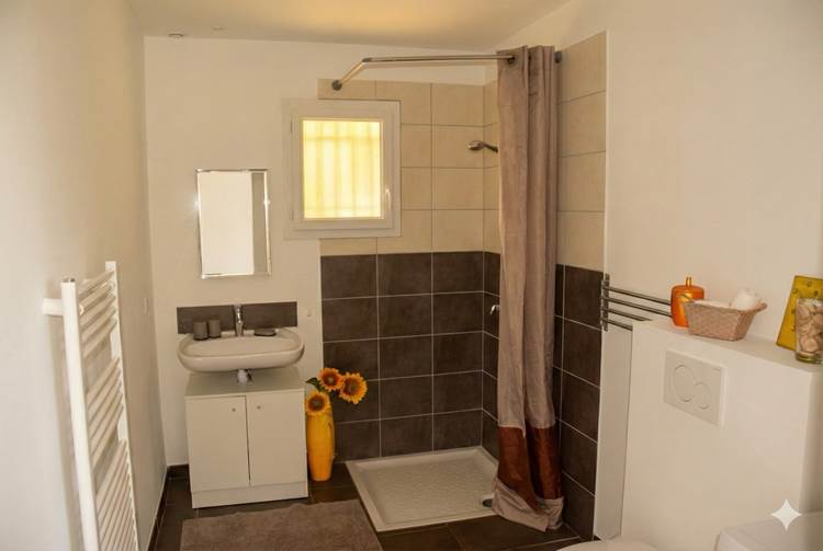 ombrebleuedufiguier-gîte-tournesols-salle de bains - Grande