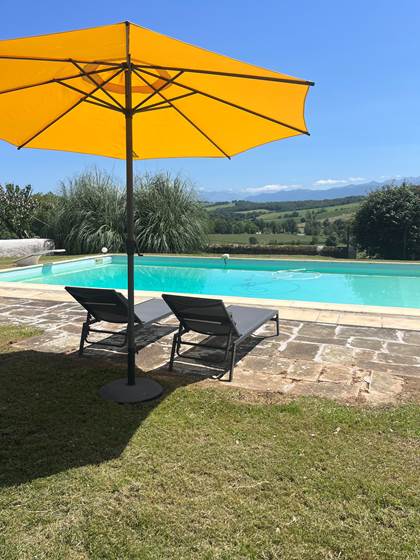 Piscine, transats, parasols et draps de bain à disposition