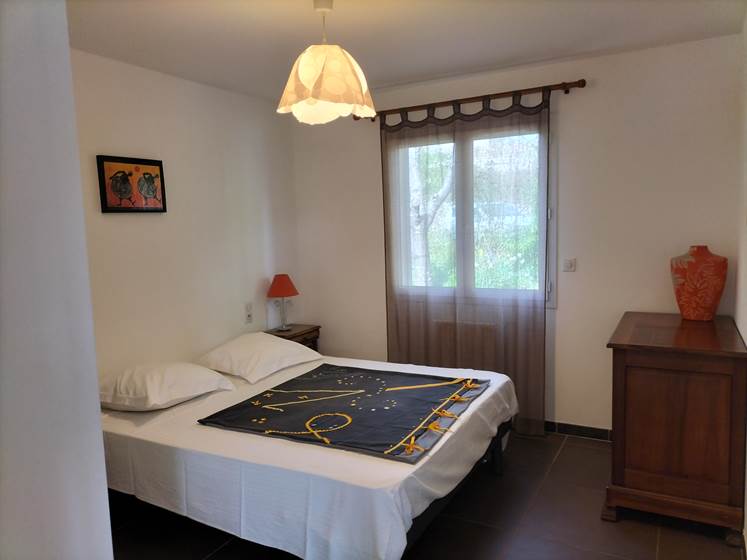 chambre parentale 1 gîte tournesols ombre bleue du figuier gîtes et chambres d'hôtes avec piscine ardèche