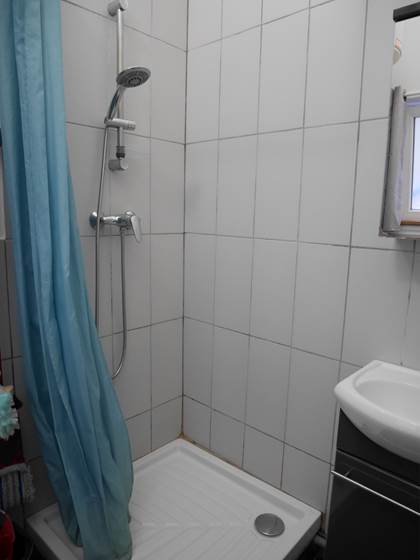 Salle d'eau avec douche