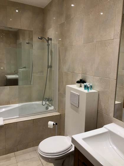 Salle de bain prvative baignoire douche, lavabo, toilette