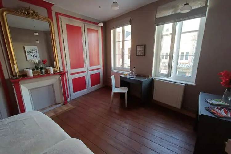 ROUSSEAU-SERVICE-Chambre-Etretat-chambre-rouge