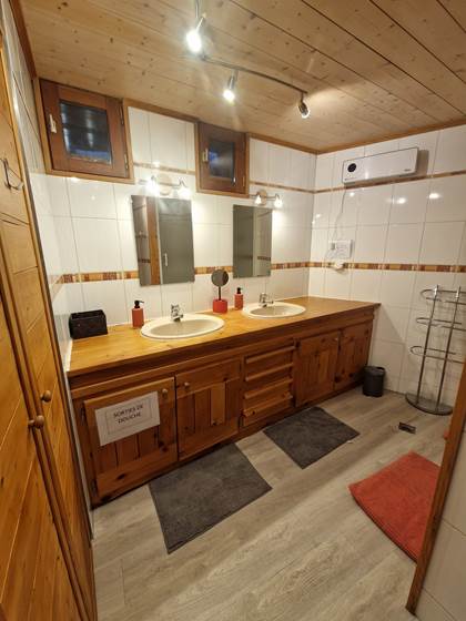 SALLE DE BAINS 2 VASQUES ET 2 DOUCHES REZ DE CHAUSSEE