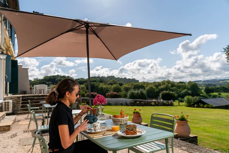 Petit déjeuner en terrasse ou dans la salle à manger