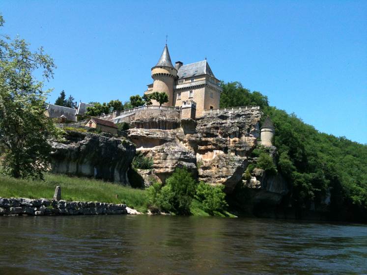 Château de Belcayre, la plus belle descente de la Vézère avec Canoë Family Saint Leon Sur Vézère