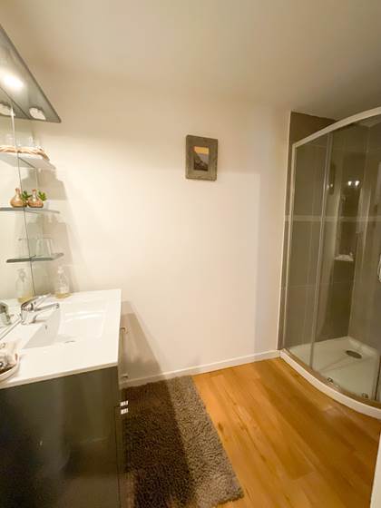 Salle de bains chambre noisette ombre bleue du figuier gîtes et chambres d’hôtes avec piscine Ardèche