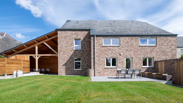 Jardin à l'arrière avec terrasse plein air.