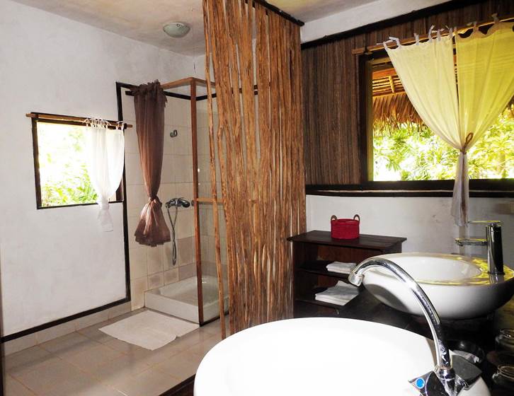 villa oeonellia- salle de bain-les villas de Sainte Marie-Madagascar