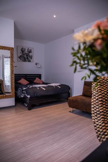 Chambre 1 Lit et Fleurs 2