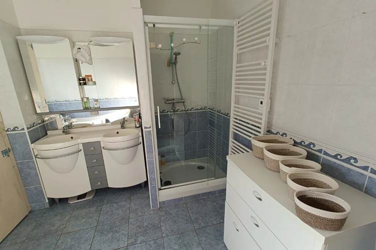 ROUSSEAU-SERVICE-Chambre-Etretat-salle-de-bain