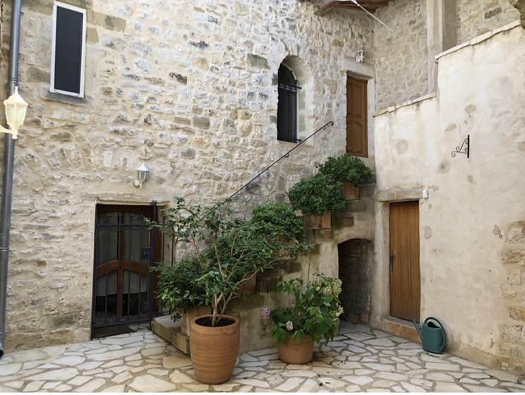 PATIO ENTRE LES 2 MAISONS