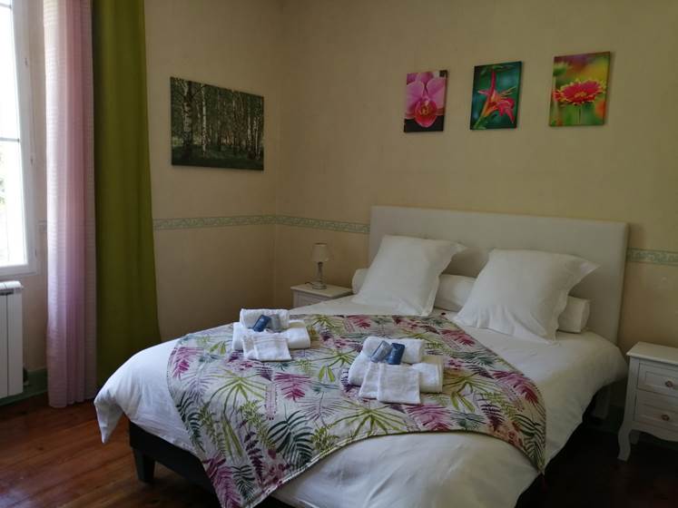 Le lit ensoleillé le matin