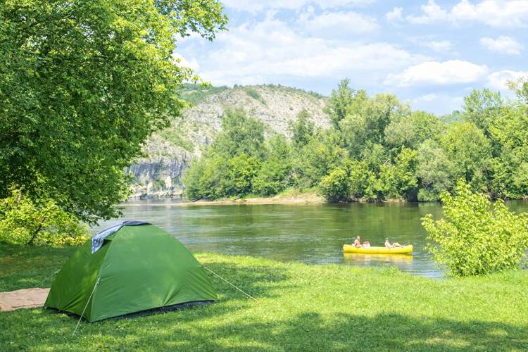 Emplacement tente - Bord de riviere