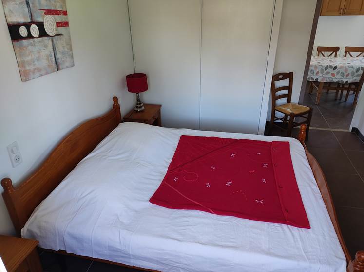 chambre parentale 2 gîte Cerisiers ombre bleue du figuier gîtes et chambres d'hôtes avec piscine ardèche