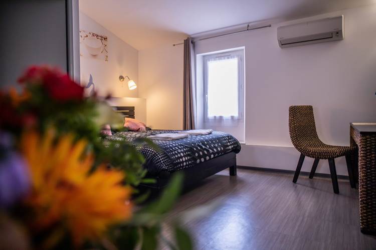 Chambre 3 Lit Fenêtre et fleurs