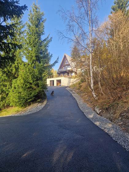 MONTEE ET PLACE PARKING DEVANT GARAGE