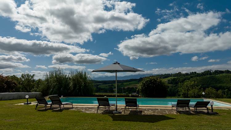 Piscine, transats, parasols et draps de bain à disposition