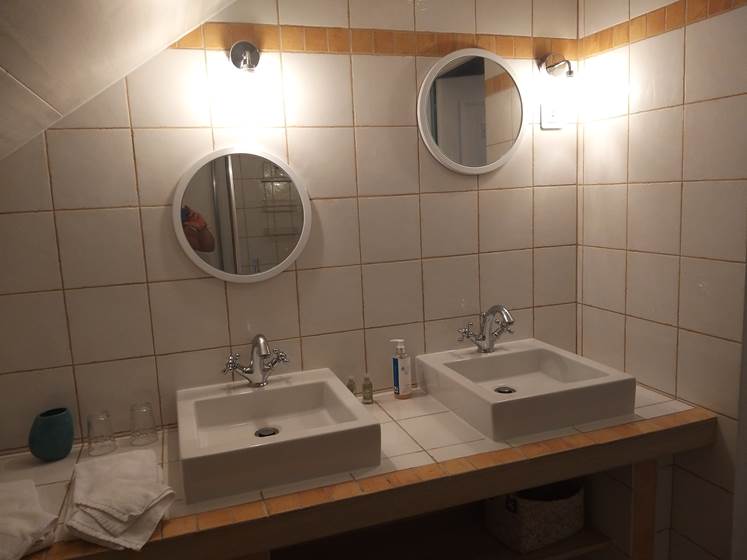salle de bain avec 2 vasques