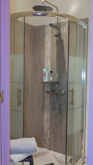 douche chambre charlotte - gel douche et shampoing à disposition