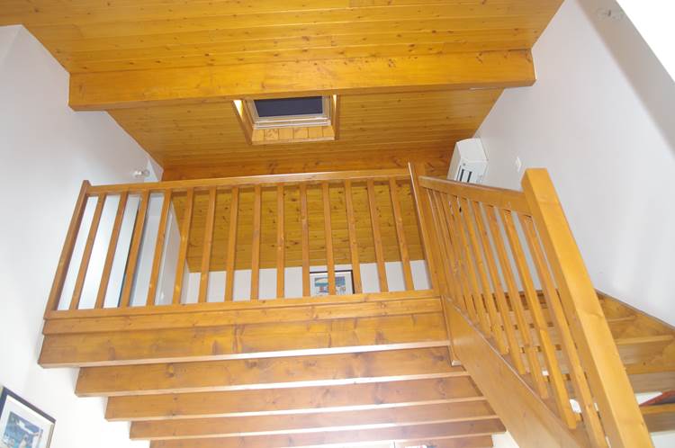 Mezzanine et accès pour la chambre à l'étage