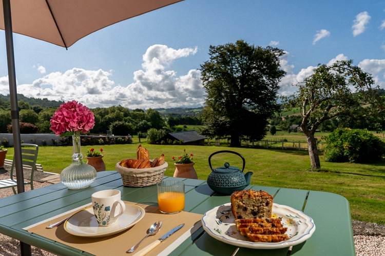 Petit déjeuner en terrasse ou dans la salle à manger