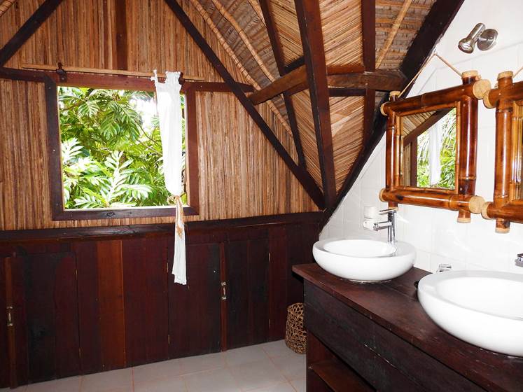 villa oeonellia-salle de bains-chambre étage-les villas de Sainte Marie-Madagascar