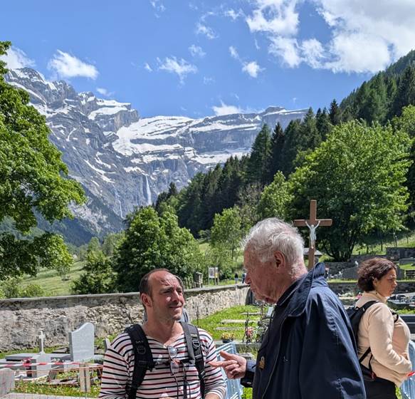 Père Vincent devant l'église de Gavarnie