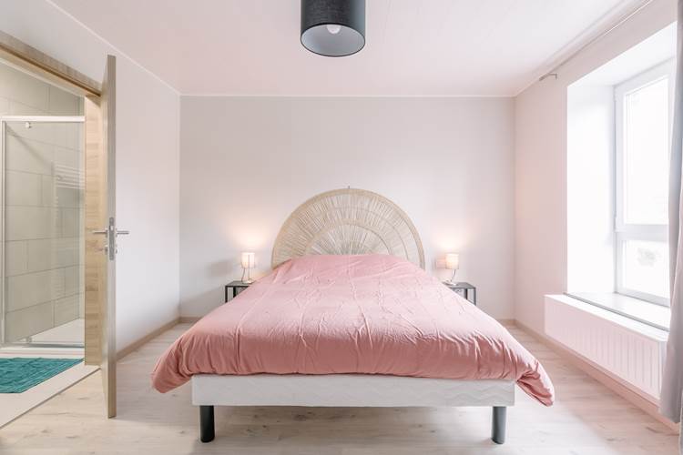 Chambre 2 à l'étage, façade, lit 2 personnes avec salle de douche privative.