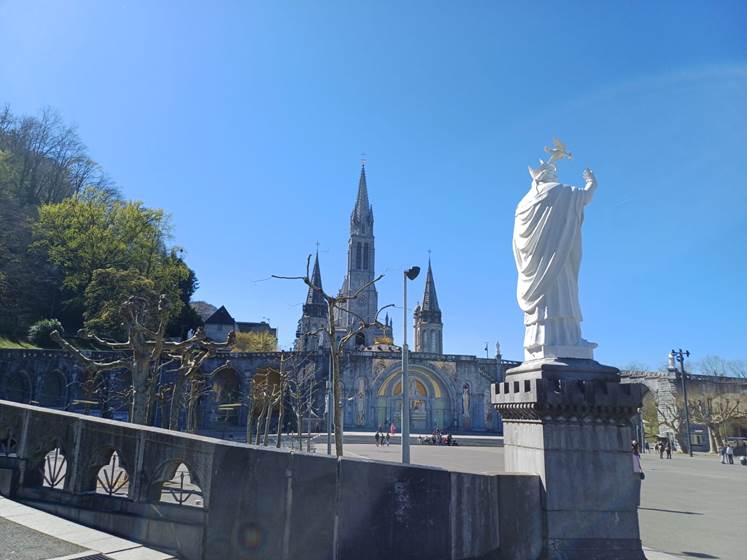 sanctuaire et statue