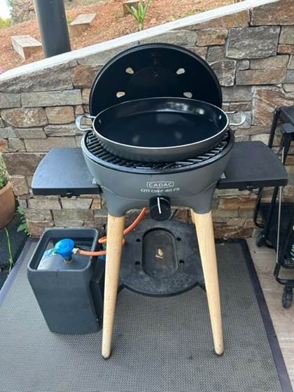 Barbecue à gaz avec planche de cuisson