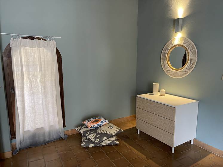 CHAMBRE AQUA-GRIS 1ER E´TAGE vue commode MF