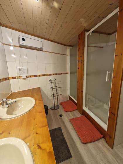 SALLE DE BAINS 2 DOUCHES 2 VASQUES REZ DE CHAUSSEE