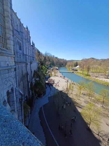 Le sanctuaire de Lourdes et le gave de Pau