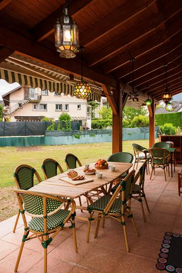 Terrasse abritée et vue sur le jardin